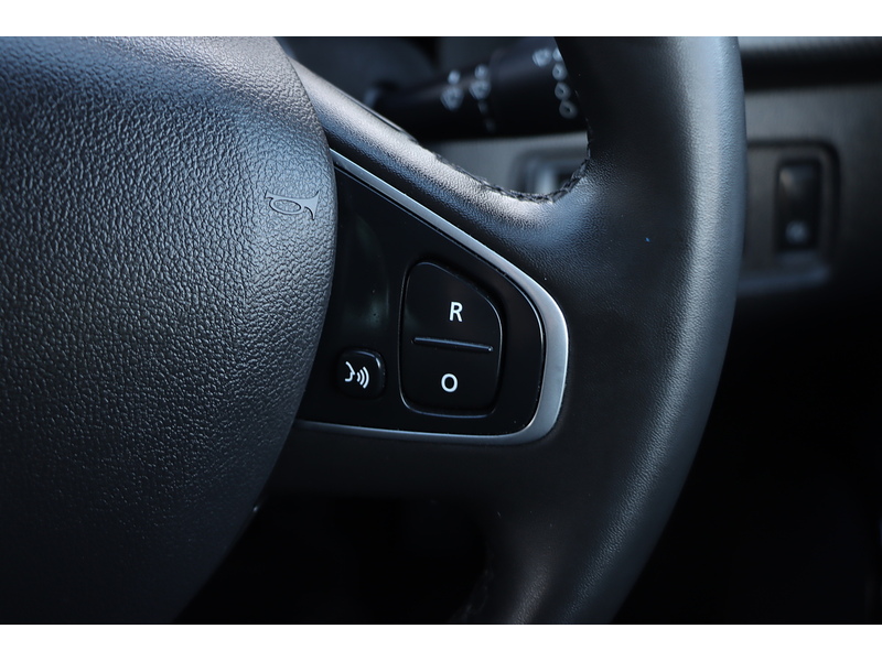 Renault 0.9 TCE ICONIC HATCHBACK 5DR PETROL MANUAL SAT NAV BLUETOOTH DAB STEREO APPLE CARPLAY PARKING AIDS 2 OWNERS 27000 MILES FSH 4 SERVICES NO ULEZ CHARGE 72-74 Mitcham Road