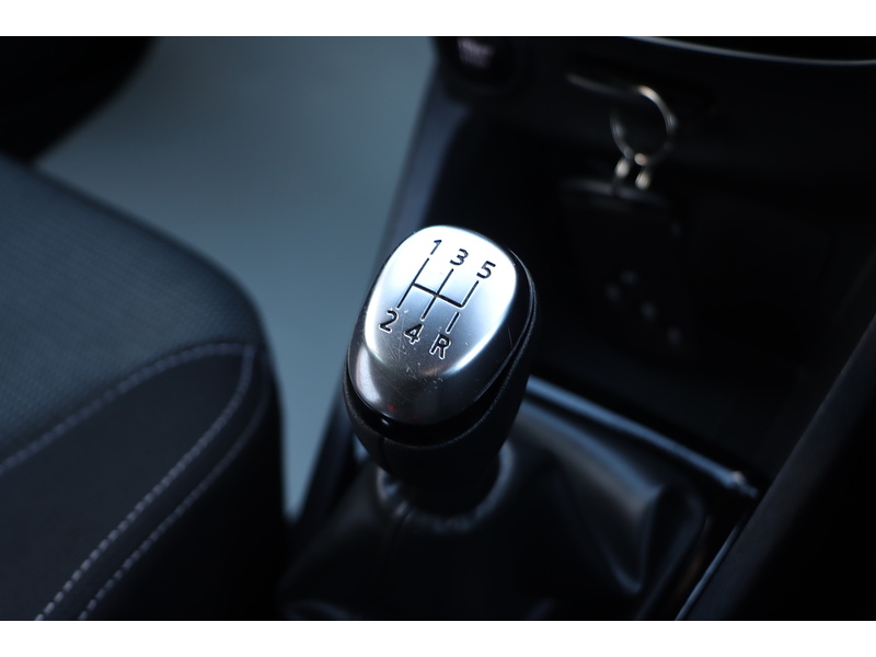 Renault 0.9 TCE ICONIC HATCHBACK 5DR PETROL MANUAL SAT NAV BLUETOOTH DAB STEREO APPLE CARPLAY PARKING AIDS 2 OWNERS 27000 MILES FSH 4 SERVICES NO ULEZ CHARGE 72-74 Mitcham Road