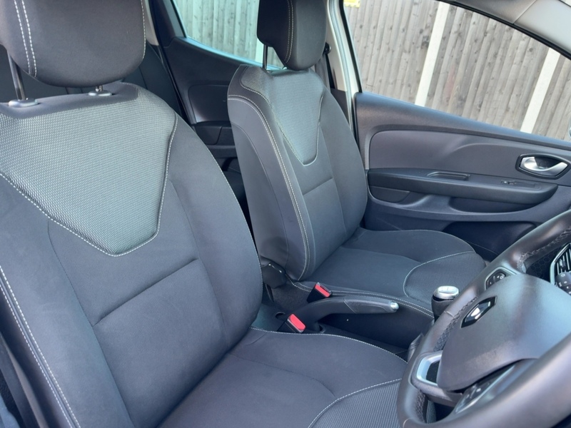 Renault 0.9 TCE ICONIC HATCHBACK 5DR PETROL MANUAL SAT NAV BLUETOOTH DAB STEREO APPLE CARPLAY PARKING AIDS 2 OWNERS 27000 MILES FSH 4 SERVICES NO ULEZ CHARGE 72-74 Mitcham Road