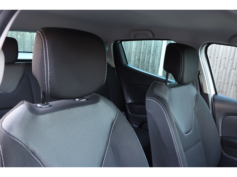 Renault 0.9 TCE ICONIC HATCHBACK 5DR PETROL MANUAL SAT NAV BLUETOOTH DAB STEREO APPLE CARPLAY PARKING AIDS 2 OWNERS 27000 MILES FSH 4 SERVICES NO ULEZ CHARGE 72-74 Mitcham Road