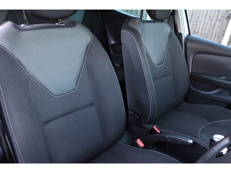 Renault 0.9 TCE ICONIC HATCHBACK 5DR PETROL MANUAL SAT NAV BLUETOOTH DAB STEREO APPLE CARPLAY PARKING AIDS 2 OWNERS 27000 MILES FSH 4 SERVICES NO ULEZ CHARGE 72-74 Mitcham Road