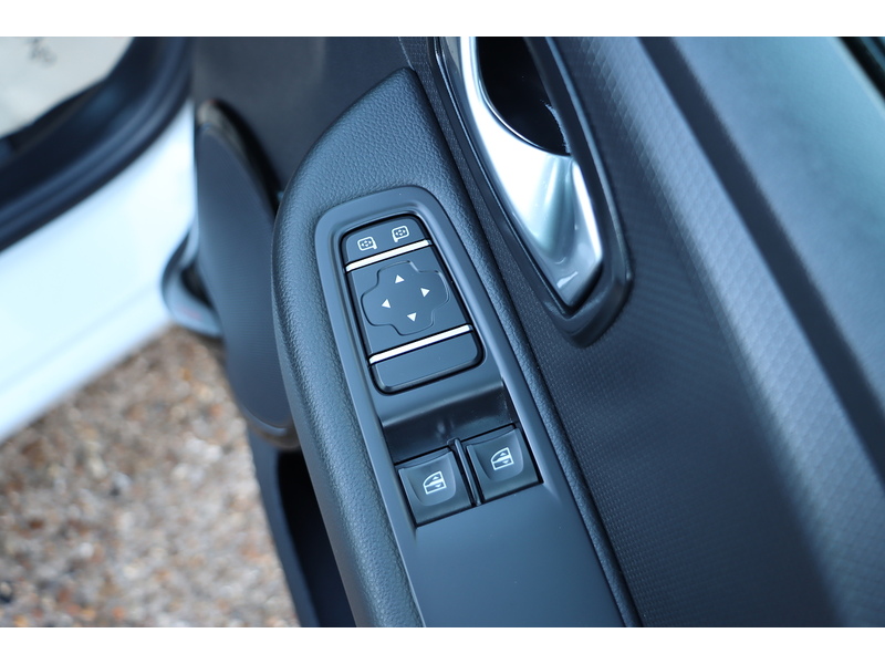 Renault 0.9 TCE ICONIC HATCHBACK 5DR PETROL MANUAL SAT NAV BLUETOOTH DAB STEREO APPLE CARPLAY PARKING AIDS 2 OWNERS 27000 MILES FSH 4 SERVICES NO ULEZ CHARGE 72-74 Mitcham Road