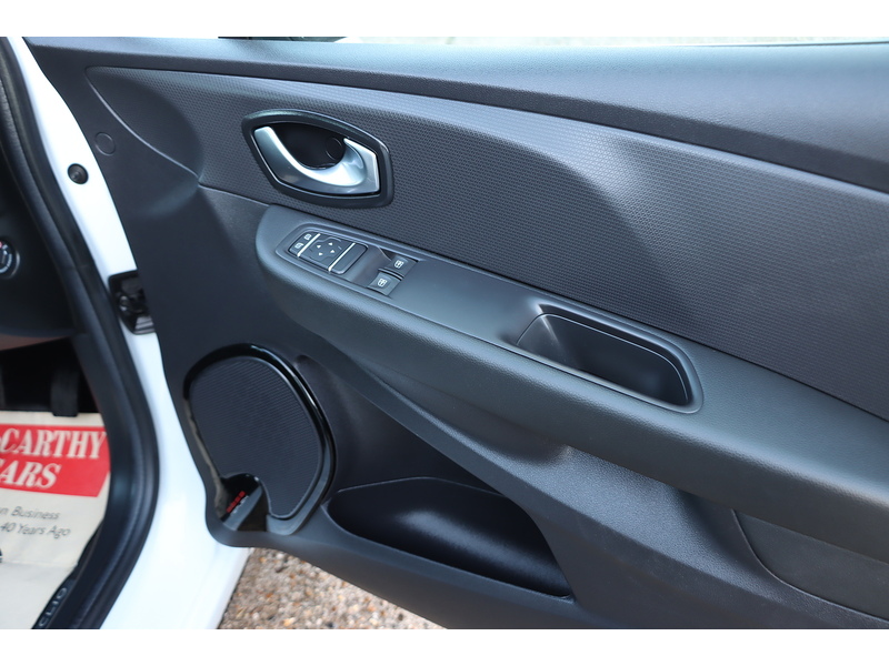 Renault 0.9 TCE ICONIC HATCHBACK 5DR PETROL MANUAL SAT NAV BLUETOOTH DAB STEREO APPLE CARPLAY PARKING AIDS 2 OWNERS 27000 MILES FSH 4 SERVICES NO ULEZ CHARGE 72-74 Mitcham Road