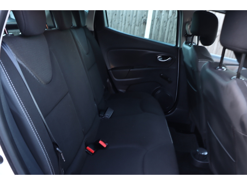 Renault 0.9 TCE ICONIC HATCHBACK 5DR PETROL MANUAL SAT NAV BLUETOOTH DAB STEREO APPLE CARPLAY PARKING AIDS 2 OWNERS 27000 MILES FSH 4 SERVICES NO ULEZ CHARGE 72-74 Mitcham Road