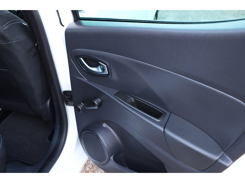 Renault 0.9 TCE ICONIC HATCHBACK 5DR PETROL MANUAL SAT NAV BLUETOOTH DAB STEREO APPLE CARPLAY PARKING AIDS 2 OWNERS 27000 MILES FSH 4 SERVICES NO ULEZ CHARGE 72-74 Mitcham Road