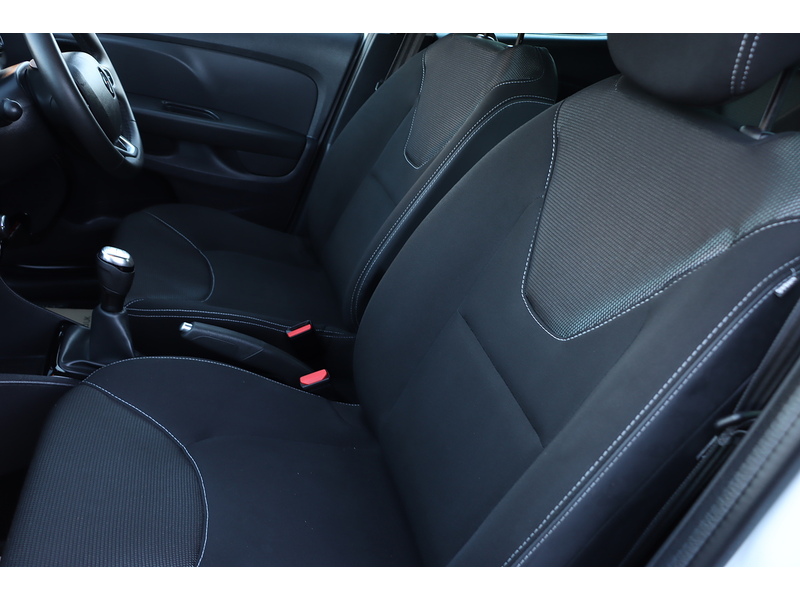 Renault 0.9 TCE ICONIC HATCHBACK 5DR PETROL MANUAL SAT NAV BLUETOOTH DAB STEREO APPLE CARPLAY PARKING AIDS 2 OWNERS 27000 MILES FSH 4 SERVICES NO ULEZ CHARGE 72-74 Mitcham Road