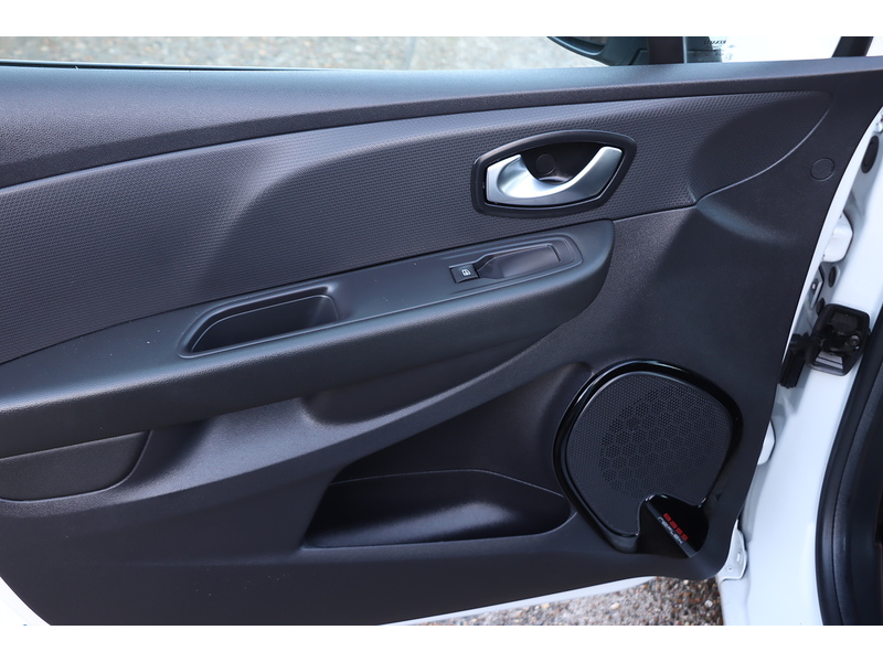 Renault 0.9 TCE ICONIC HATCHBACK 5DR PETROL MANUAL SAT NAV BLUETOOTH DAB STEREO APPLE CARPLAY PARKING AIDS 2 OWNERS 27000 MILES FSH 4 SERVICES NO ULEZ CHARGE 72-74 Mitcham Road