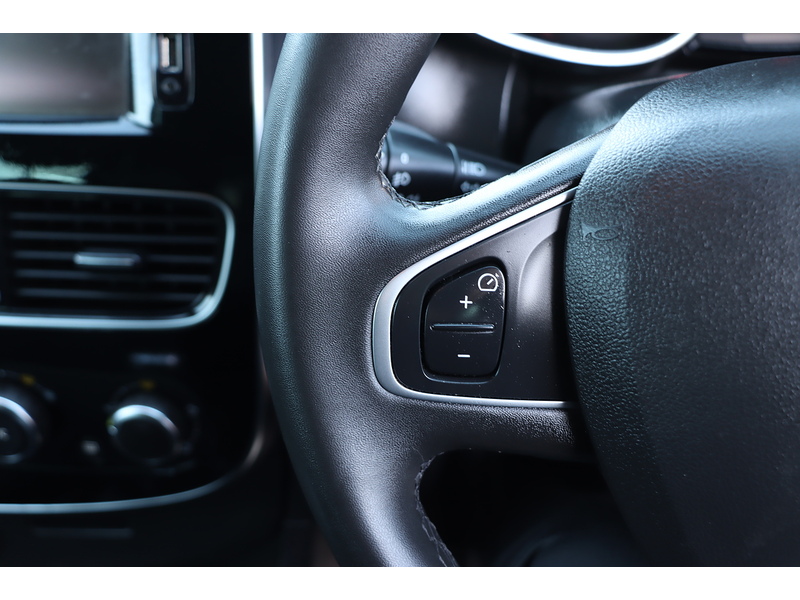 Renault 0.9 TCE ICONIC HATCHBACK 5DR PETROL MANUAL SAT NAV BLUETOOTH DAB STEREO APPLE CARPLAY PARKING AIDS 2 OWNERS 27000 MILES FSH 4 SERVICES NO ULEZ CHARGE 72-74 Mitcham Road