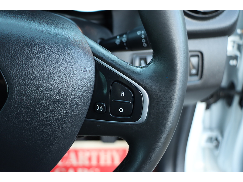 Renault 0.9 TCE ICONIC HATCHBACK 5DR PETROL MANUAL SAT NAV BLUETOOTH DAB STEREO APPLE CARPLAY PARKING AIDS 2 OWNERS 27000 MILES FSH 4 SERVICES NO ULEZ CHARGE 72-74 Mitcham Road