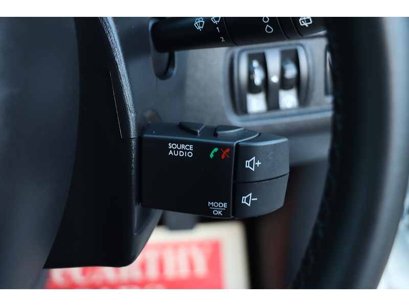 Renault 0.9 TCE ICONIC HATCHBACK 5DR PETROL MANUAL SAT NAV BLUETOOTH DAB STEREO APPLE CARPLAY PARKING AIDS 2 OWNERS 27000 MILES FSH 4 SERVICES NO ULEZ CHARGE 72-74 Mitcham Road