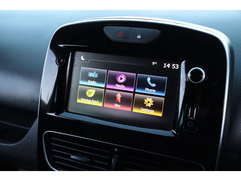 Renault 0.9 TCE ICONIC HATCHBACK 5DR PETROL MANUAL SAT NAV BLUETOOTH DAB STEREO APPLE CARPLAY PARKING AIDS 2 OWNERS 27000 MILES FSH 4 SERVICES NO ULEZ CHARGE 72-74 Mitcham Road