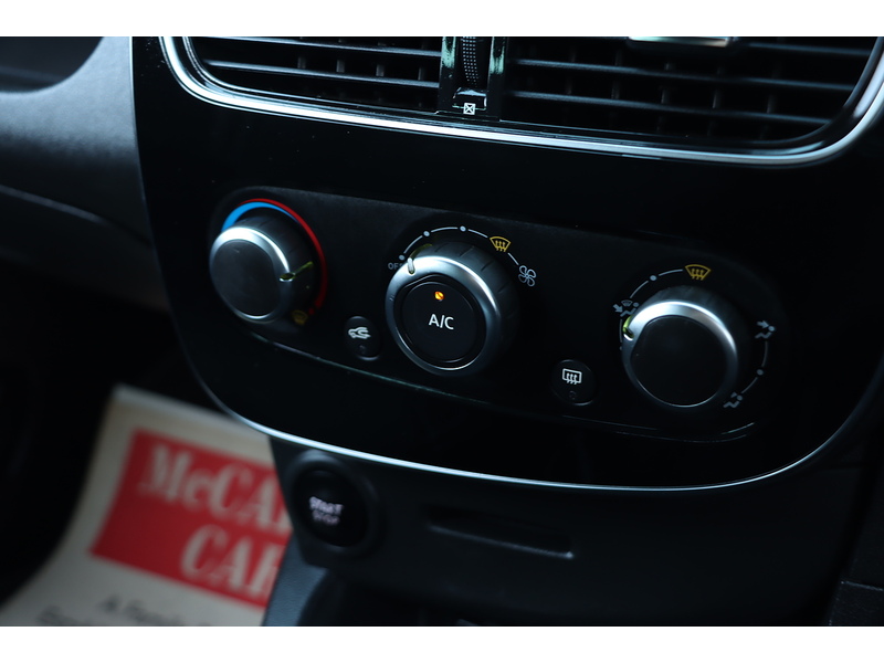 Renault 0.9 TCE ICONIC HATCHBACK 5DR PETROL MANUAL SAT NAV BLUETOOTH DAB STEREO APPLE CARPLAY PARKING AIDS 2 OWNERS 27000 MILES FSH 4 SERVICES NO ULEZ CHARGE 72-74 Mitcham Road