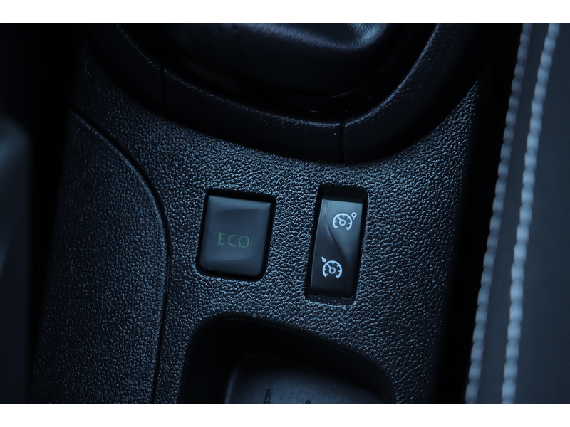 Renault 0.9 TCE ICONIC HATCHBACK 5DR PETROL MANUAL SAT NAV BLUETOOTH DAB STEREO APPLE CARPLAY PARKING AIDS 2 OWNERS 27000 MILES FSH 4 SERVICES NO ULEZ CHARGE 72-74 Mitcham Road