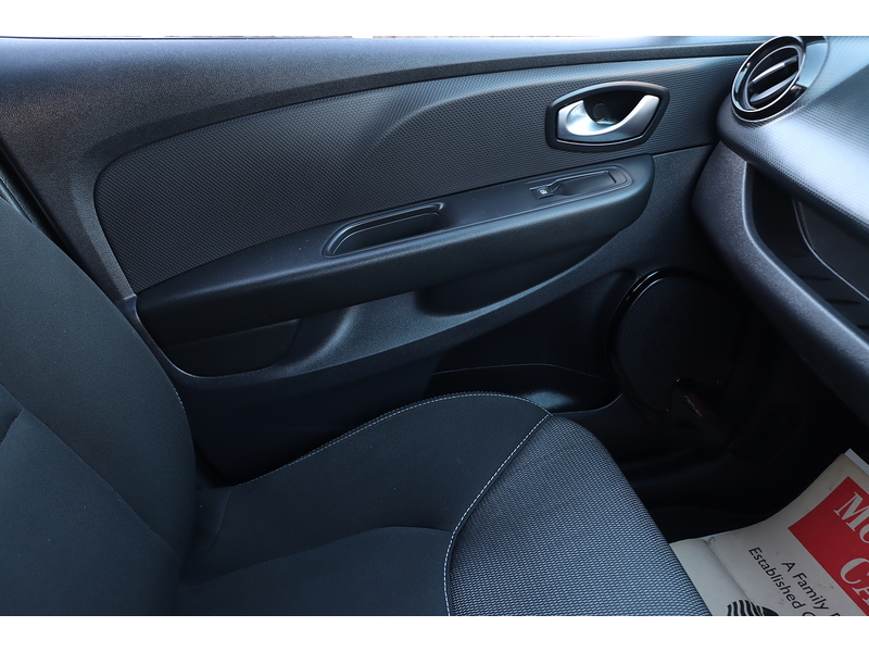 Renault 0.9 TCE ICONIC HATCHBACK 5DR PETROL MANUAL SAT NAV BLUETOOTH DAB STEREO APPLE CARPLAY PARKING AIDS 2 OWNERS 27000 MILES FSH 4 SERVICES NO ULEZ CHARGE 72-74 Mitcham Road