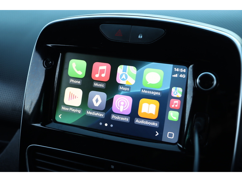 Renault 0.9 TCE ICONIC HATCHBACK 5DR PETROL MANUAL SAT NAV BLUETOOTH DAB STEREO APPLE CARPLAY PARKING AIDS 2 OWNERS 27000 MILES FSH 4 SERVICES NO ULEZ CHARGE 72-74 Mitcham Road