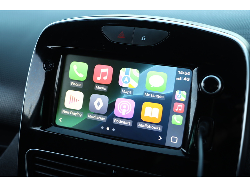 Renault 0.9 TCE ICONIC HATCHBACK 5DR PETROL MANUAL SAT NAV BLUETOOTH DAB STEREO APPLE CARPLAY PARKING AIDS 2 OWNERS 27000 MILES FSH 4 SERVICES NO ULEZ CHARGE 72-74 Mitcham Road