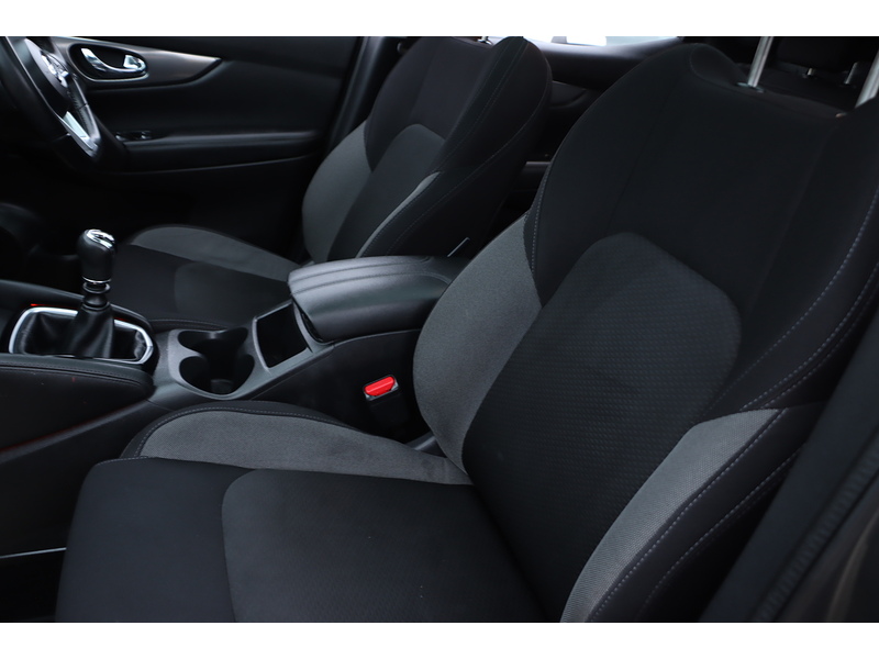 Nissan 1.3 DIG-T N-CONNECTA SUV 5DR PETROL MANUAL SATNAV BLUETOOTH DAB RADIO APPLE CARPLAY REAR CAMERA PARKING AIDS 41000 MILES FSH 6 SERVICES NO ULEZ CHARGE 72-74 Mitcham Road