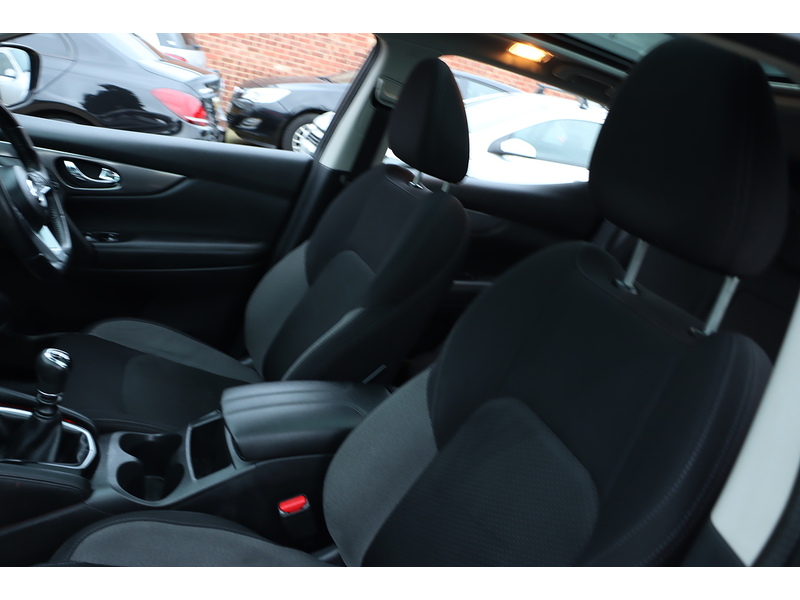 Nissan 1.3 DIG-T N-CONNECTA SUV 5DR PETROL MANUAL SATNAV BLUETOOTH DAB RADIO APPLE CARPLAY REAR CAMERA PARKING AIDS 41000 MILES FSH 6 SERVICES NO ULEZ CHARGE 72-74 Mitcham Road