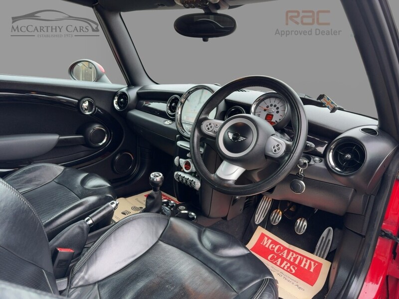 MINI 1.6 S CONVERTIBLE 6 SPEED PETROL MANUAL CHILI PACK FULL LEATHER HEATED SEATS BLUETOOTH CD PLAYER PARKING AIDS ONLY 65000 MILES SH NO ULEZ CHARGE 72-74 Mitcham Road