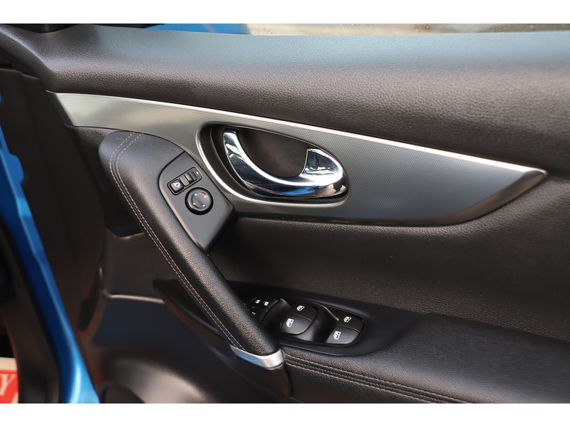 Nissan 1.3 DIG-T TEKNA SUV 5DR PETROL MANUAL PAN ROOF HEATED SEATS SAT NAV BLUETOOTH APPLE CARPLAY REAR & 360 CAMERA PARKING AIDS 57000 MILES FSH 6 SERVICES 72-74 Mitcham Road