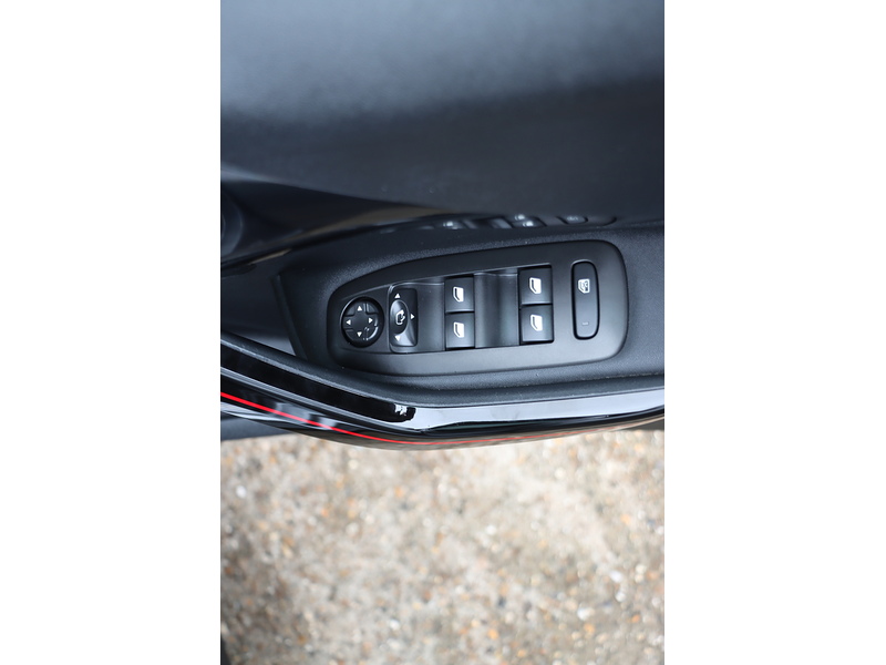 Peugeot 1.2 PURETECH GT LINE SUV 5DR PETROL EAT AUTO PAN ROOF SAT NAV BLUETOOTH DAB STEREO APPLE CARPLAY REAR CAM PARKING AIDS ONLY 36000 MILES FSH 6 SERVICES 72-74 Mitcham Road