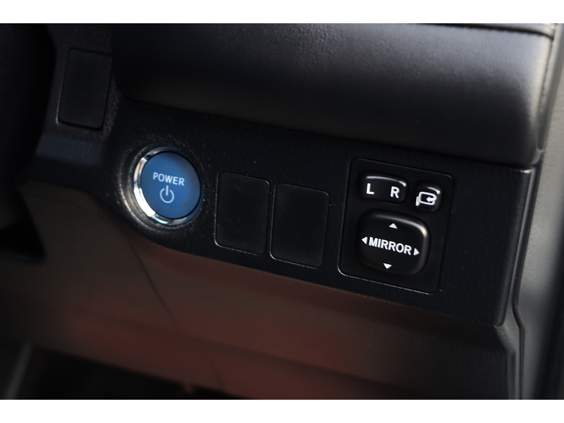 Toyota 2.5 VVT-H BUSINESS EDITION PLUS SUV 5DR PETROL HYBRID CVT AUTO SATNAV BLUETOOTH STEREO REAR CAMERA PARKING AIDS 74000 MILES FSH 10 SERVICES £35 TO TAX 72-74 Mitcham Road