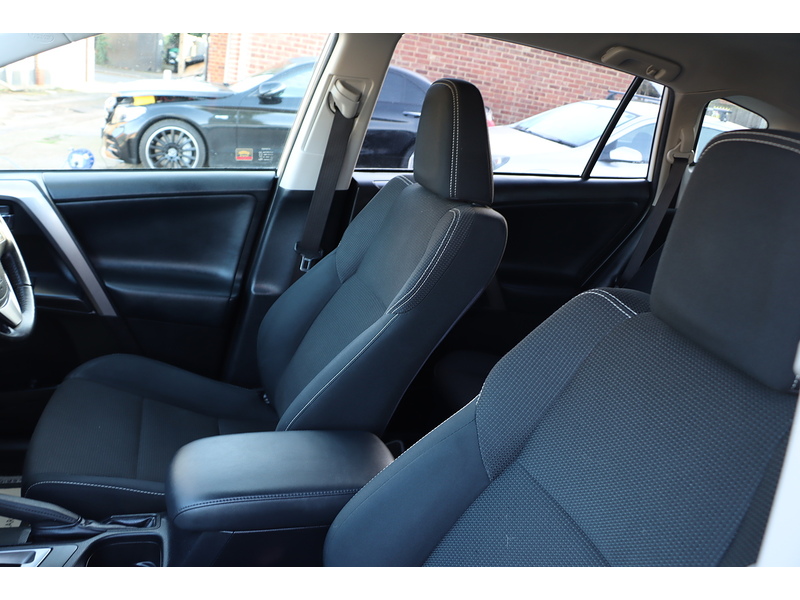 Toyota 2.5 VVT-H BUSINESS EDITION PLUS SUV 5DR PETROL HYBRID CVT AUTO SATNAV BLUETOOTH STEREO REAR CAMERA PARKING AIDS 74000 MILES FSH 10 SERVICES £35 TO TAX 72-74 Mitcham Road