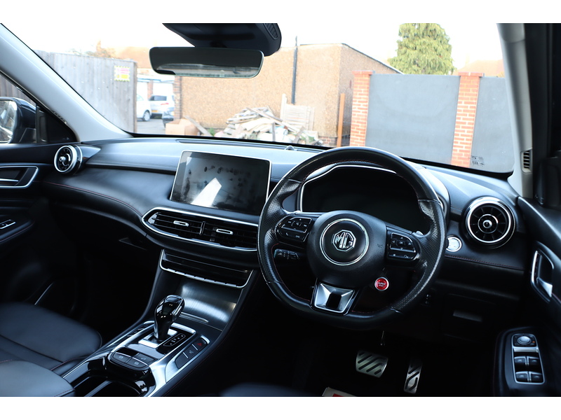 MG 1.5 T-GDI EXCLUSIVE SUV 5DR PETROL DCT AUTO SUNROOF HEATED SEATS SAT NAV BLUETOOTH APPLE CARPLAY REAR CAMERA PARKING AIDS JUST 1 OWNER 61000 MILES SH 72-74 Mitcham Road