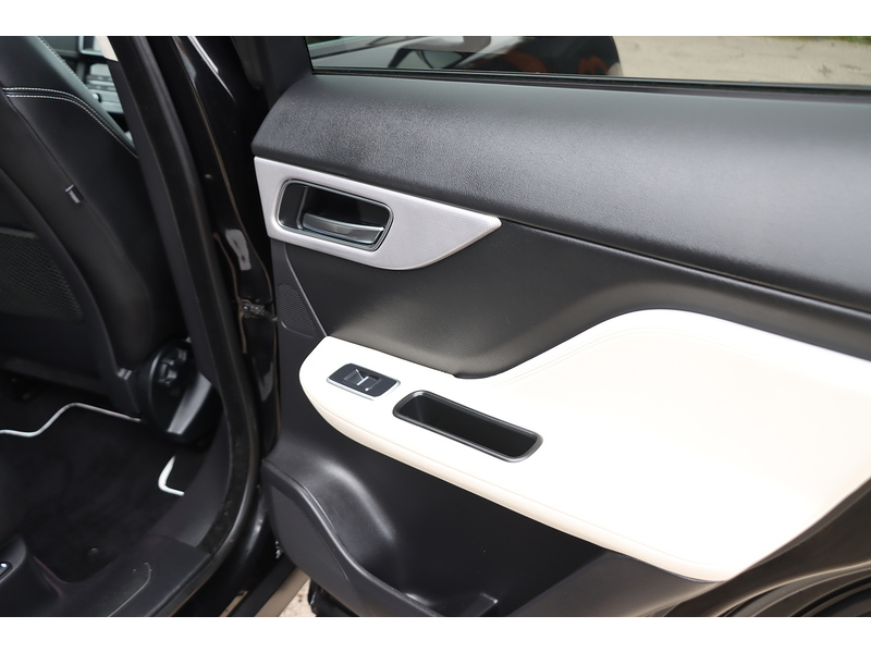 Jaguar 2.0 P300 R-SPORT SUV 5DR PETROL AWD AUTO PAN ROOF HEATED SEATS SAT NAV BLUETOOTH APPLE CARPLAY REAR & 360 CAMERA PARKING AIDS 2 OWNERS 34000 MILES FSH 72-74 Mitcham Road