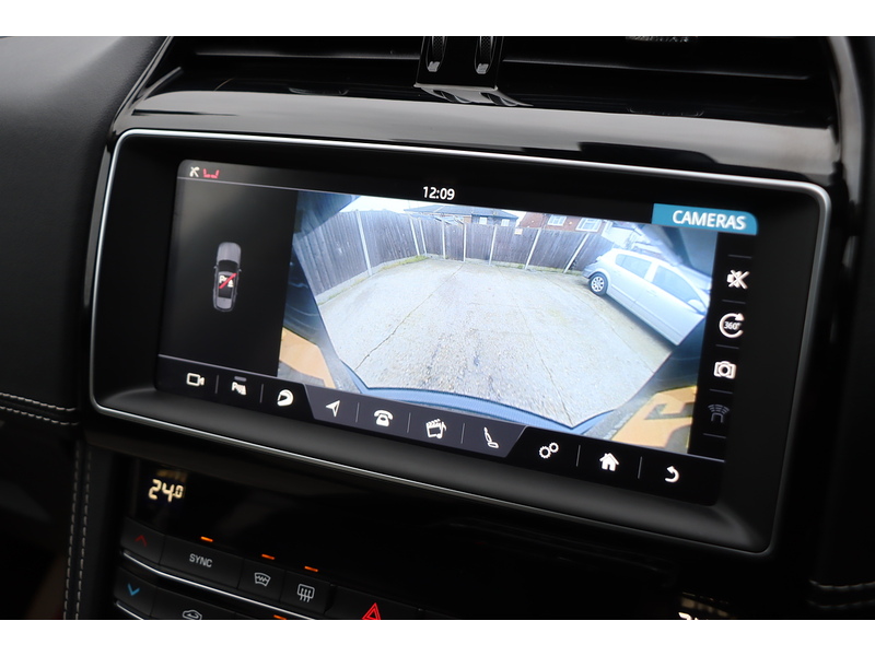 Jaguar 2.0 P300 R-SPORT SUV 5DR PETROL AWD AUTO PAN ROOF HEATED SEATS SAT NAV BLUETOOTH APPLE CARPLAY REAR & 360 CAMERA PARKING AIDS 2 OWNERS 34000 MILES FSH 72-74 Mitcham Road