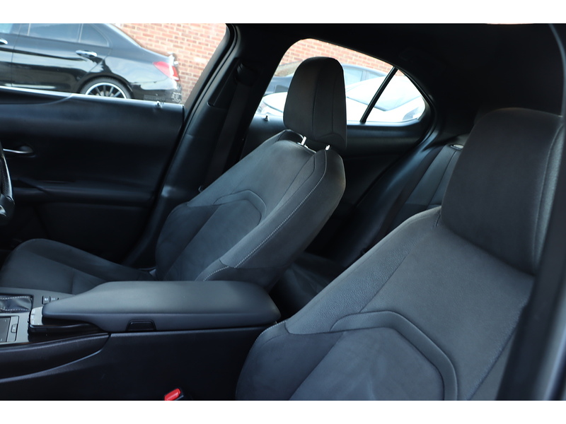 Lexus 250H 2.0 SUV 5DR PETROL HYBRID E-CVT AUTO SAT NAV BLUETOOTH DAB STEREO APPLE CARPLAY REAR CAMERA JUST 2 OWNERS ONLY 59000 MILES SH NO ULEZ CHARGE 72-74 Mitcham Road