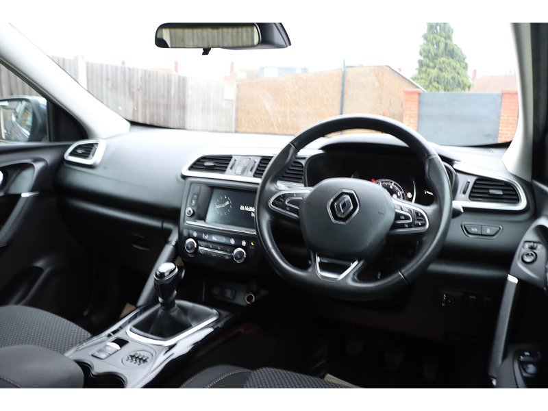 Renault 1.2 TCE DYNAMIQUE NAV SUV 5DR PETROL MANUAL SAT NAV BLUETOOTH STEREO APPLE CARPLAY JUST 2 OWNERS SAME OWNER FOR 6 YEARS 66000 MILES SH NO ULEZ CHARGE 72-74 Mitcham Road