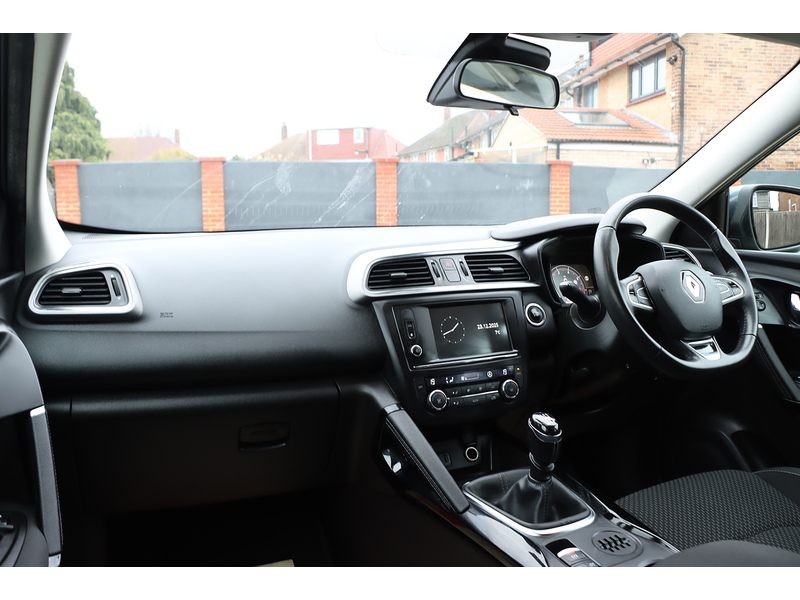 Renault 1.2 TCE DYNAMIQUE NAV SUV 5DR PETROL MANUAL SAT NAV BLUETOOTH STEREO APPLE CARPLAY JUST 2 OWNERS SAME OWNER FOR 6 YEARS 66000 MILES SH NO ULEZ CHARGE 72-74 Mitcham Road