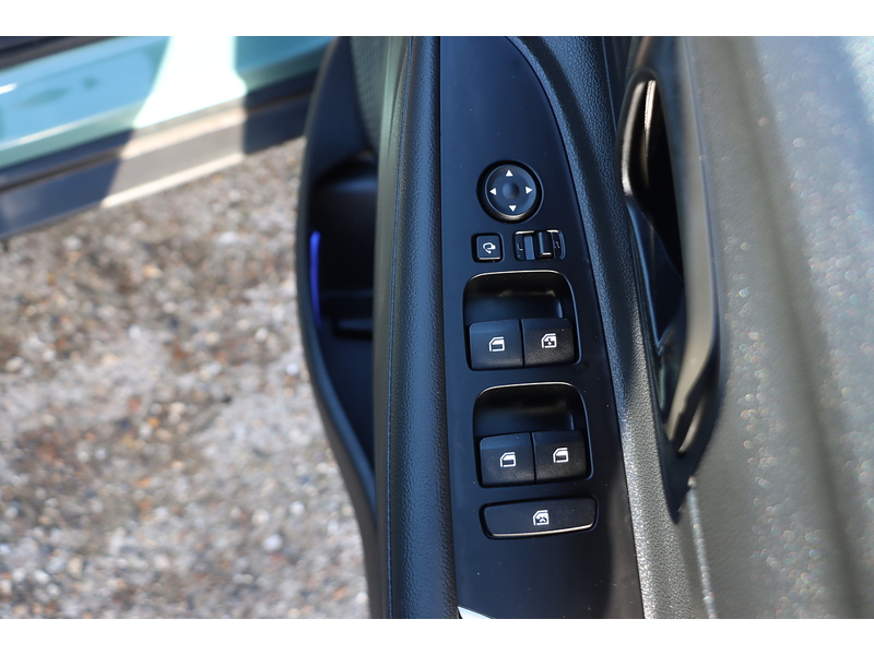 Hyundai 1.0 T-GDI MHEV SE CONNECT SUV 5DR PETROL HYBRID DCT AUTO SAT NAV DAB STEREO APPLE CARPLAY REAR CAMERA PARKING AIDS JUST 1 OWNER ONLY 22000 MILES FSH 72-74 Mitcham Road