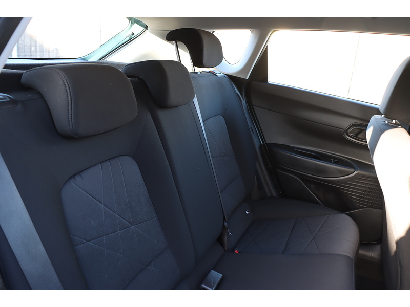 Hyundai 1.0 T-GDI MHEV SE CONNECT SUV 5DR PETROL HYBRID DCT AUTO SAT NAV DAB STEREO APPLE CARPLAY REAR CAMERA PARKING AIDS JUST 1 OWNER ONLY 22000 MILES FSH 72-74 Mitcham Road