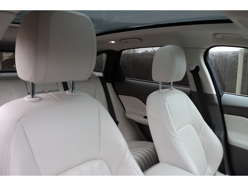 Jaguar 2.0 P250I PORTFOLIO SUV 5DR PETROL AWD AUTO PAN ROOF HEATED SEATS SATNAV BLUETOOTH STEREO REAR CAMERA PARKING AIDS 2 OWNERS 47000 MILES FSH 6 SERVICES 72-74 Mitcham Road