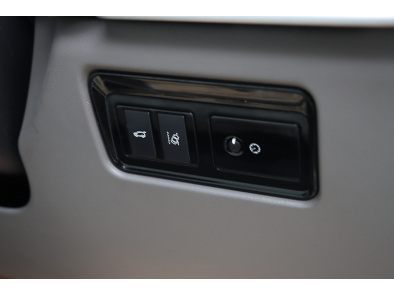 Jaguar 2.0 P250I PORTFOLIO SUV 5DR PETROL AWD AUTO PAN ROOF HEATED SEATS SATNAV BLUETOOTH STEREO REAR CAMERA PARKING AIDS 2 OWNERS 47000 MILES FSH 6 SERVICES 72-74 Mitcham Road