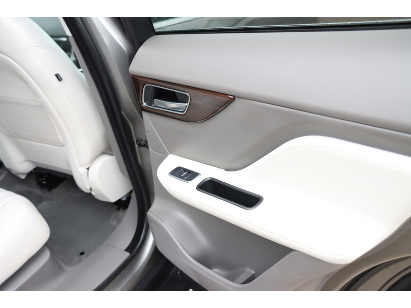 Jaguar 2.0 P250I PORTFOLIO SUV 5DR PETROL AWD AUTO PAN ROOF HEATED SEATS SATNAV BLUETOOTH STEREO REAR CAMERA PARKING AIDS 2 OWNERS 47000 MILES FSH 6 SERVICES 72-74 Mitcham Road