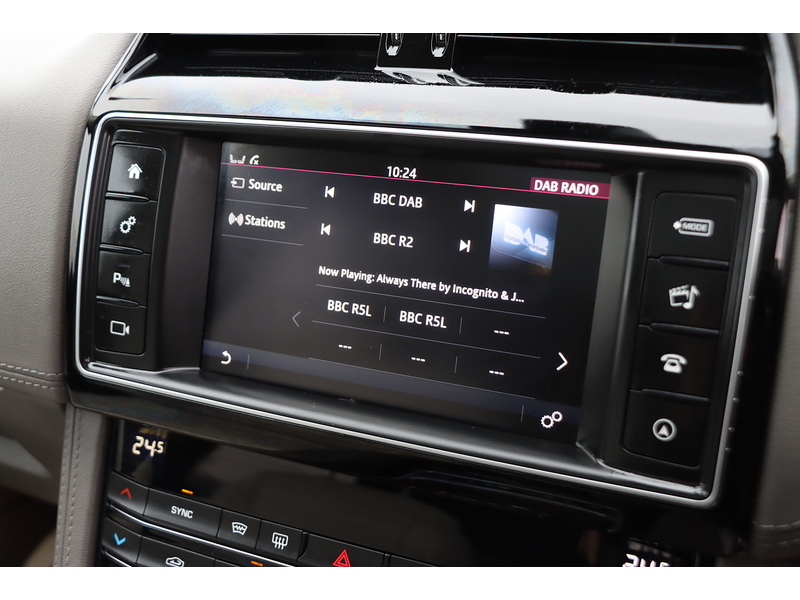 Jaguar 2.0 P250I PORTFOLIO SUV 5DR PETROL AWD AUTO PAN ROOF HEATED SEATS SATNAV BLUETOOTH STEREO REAR CAMERA PARKING AIDS 2 OWNERS 47000 MILES FSH 6 SERVICES 72-74 Mitcham Road