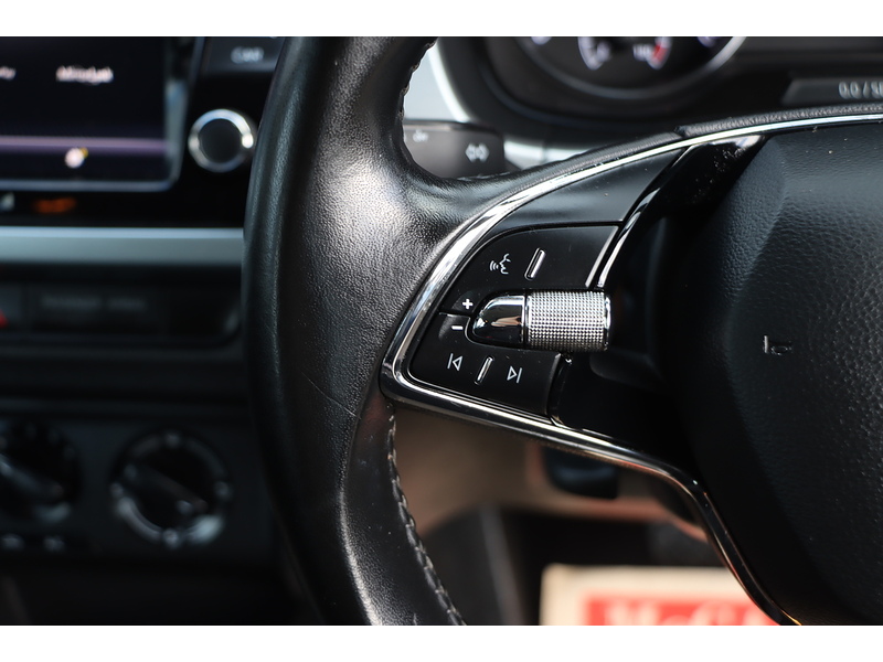 Skoda 1.0 TSI COLOUR EDITION HATCHBACK 5DR PETROL DSG AUTO SATNAV BLUETOOTH DAB RADIO APPLE CARPLAY PARKING AIDS 2 OWNERS ONLY 10000 MILES SH NO ULEZ CHARGE 72-74 Mitcham Road