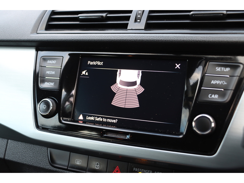 Skoda 1.0 TSI COLOUR EDITION HATCHBACK 5DR PETROL DSG AUTO SATNAV BLUETOOTH DAB RADIO APPLE CARPLAY PARKING AIDS 2 OWNERS ONLY 10000 MILES SH NO ULEZ CHARGE 72-74 Mitcham Road