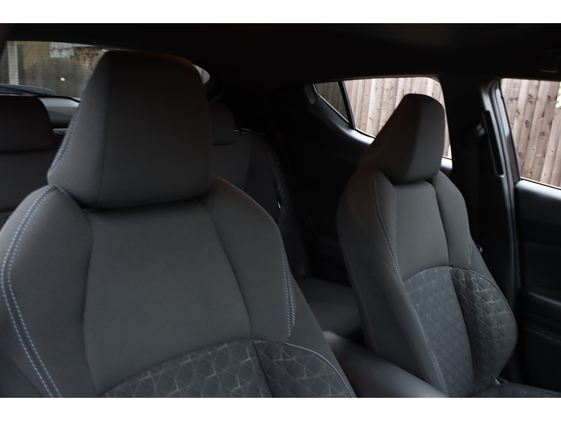 Toyota 1.8 VVT-H DESIGN SUV 5DR PETROL HYBRID CVT AUTO HEATED SEATS SAT NAV BLUETOOTH DAB STEREO REAR CAMERA PARKING AIDS JUST 2 OWNERS ONLY 65000 MILES FSH 72-74 Mitcham Road