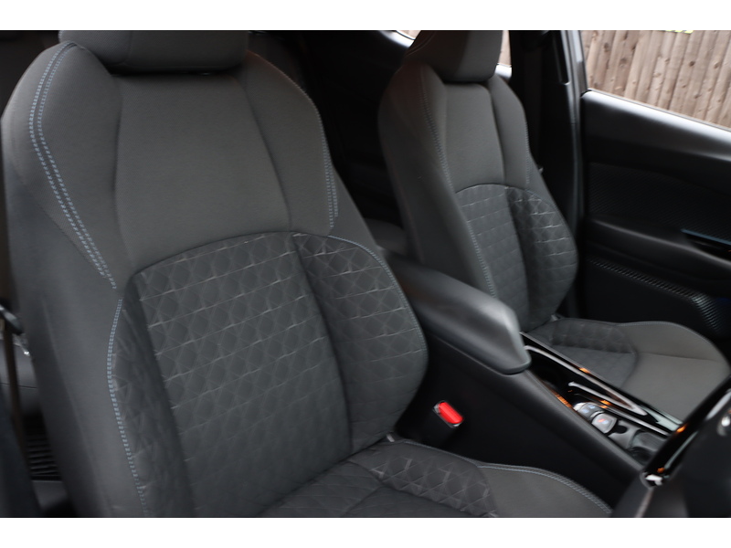 Toyota 1.8 VVT-H DESIGN SUV 5DR PETROL HYBRID CVT AUTO HEATED SEATS SAT NAV BLUETOOTH DAB STEREO REAR CAMERA PARKING AIDS JUST 2 OWNERS ONLY 65000 MILES FSH 72-74 Mitcham Road