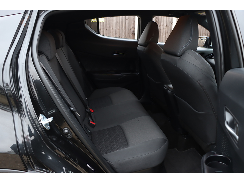 Toyota 1.8 VVT-H DESIGN SUV 5DR PETROL HYBRID CVT AUTO HEATED SEATS SAT NAV BLUETOOTH DAB STEREO REAR CAMERA PARKING AIDS JUST 2 OWNERS ONLY 65000 MILES FSH 72-74 Mitcham Road