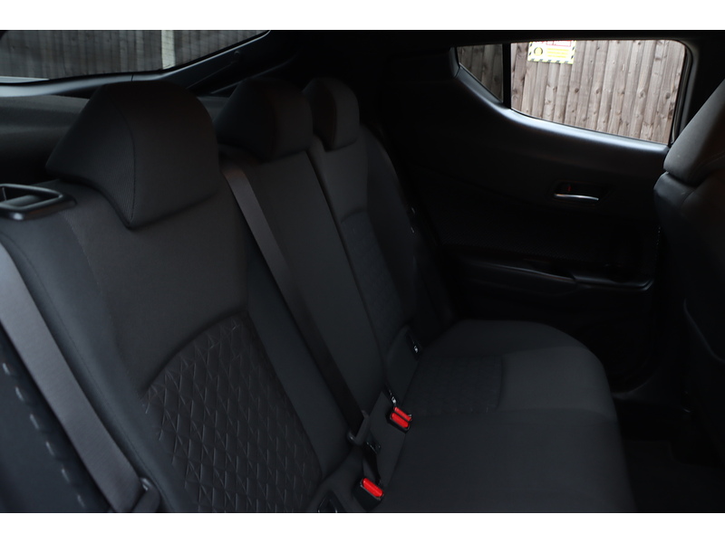 Toyota 1.8 VVT-H DESIGN SUV 5DR PETROL HYBRID CVT AUTO HEATED SEATS SAT NAV BLUETOOTH DAB STEREO REAR CAMERA PARKING AIDS JUST 2 OWNERS ONLY 65000 MILES FSH 72-74 Mitcham Road