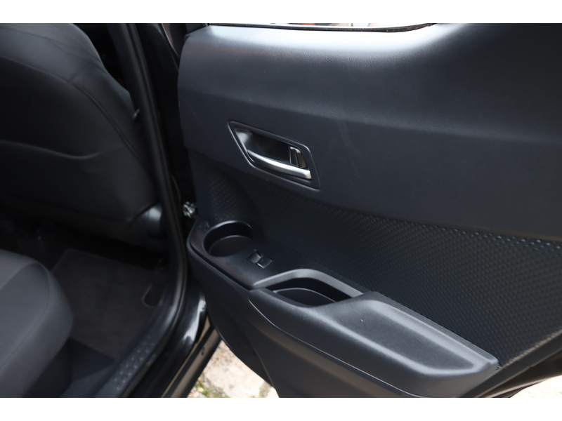 Toyota 1.8 VVT-H DESIGN SUV 5DR PETROL HYBRID CVT AUTO HEATED SEATS SAT NAV BLUETOOTH DAB STEREO REAR CAMERA PARKING AIDS JUST 2 OWNERS ONLY 65000 MILES FSH 72-74 Mitcham Road