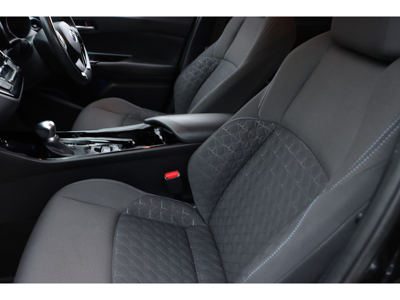 Toyota 1.8 VVT-H DESIGN SUV 5DR PETROL HYBRID CVT AUTO HEATED SEATS SAT NAV BLUETOOTH DAB STEREO REAR CAMERA PARKING AIDS JUST 2 OWNERS ONLY 65000 MILES FSH 72-74 Mitcham Road