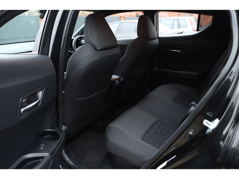 Toyota 1.8 VVT-H DESIGN SUV 5DR PETROL HYBRID CVT AUTO HEATED SEATS SAT NAV BLUETOOTH DAB STEREO REAR CAMERA PARKING AIDS JUST 2 OWNERS ONLY 65000 MILES FSH 72-74 Mitcham Road