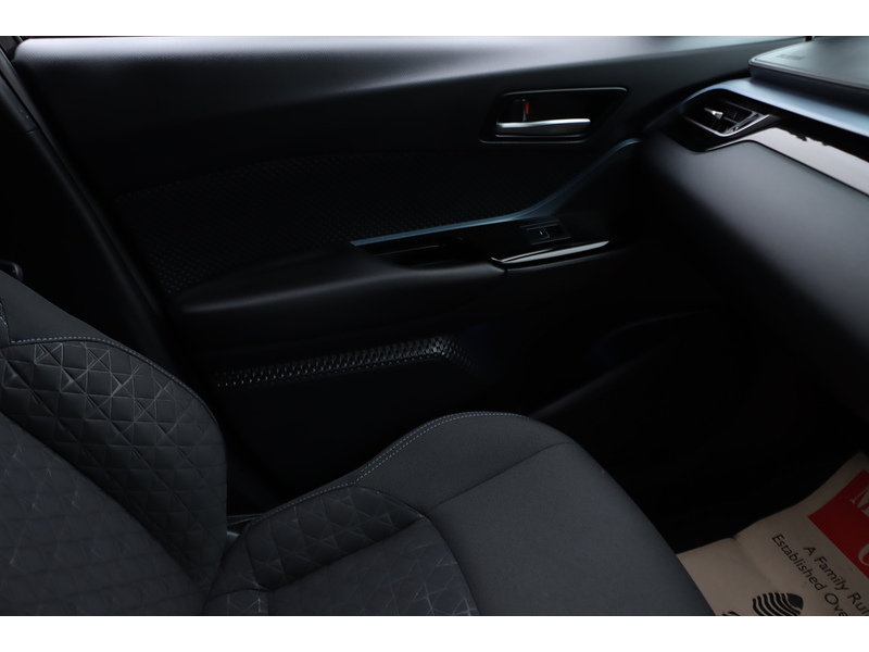 Toyota 1.8 VVT-H DESIGN SUV 5DR PETROL HYBRID CVT AUTO HEATED SEATS SAT NAV BLUETOOTH DAB STEREO REAR CAMERA PARKING AIDS JUST 2 OWNERS ONLY 65000 MILES FSH 72-74 Mitcham Road