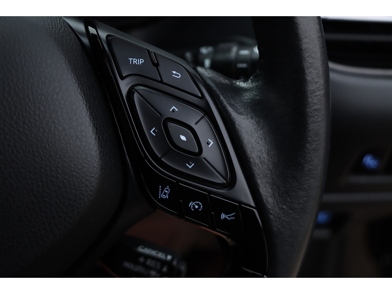 Toyota 1.8 VVT-H DESIGN SUV 5DR PETROL HYBRID CVT AUTO HEATED SEATS SAT NAV BLUETOOTH DAB STEREO REAR CAMERA PARKING AIDS JUST 2 OWNERS ONLY 65000 MILES FSH 72-74 Mitcham Road